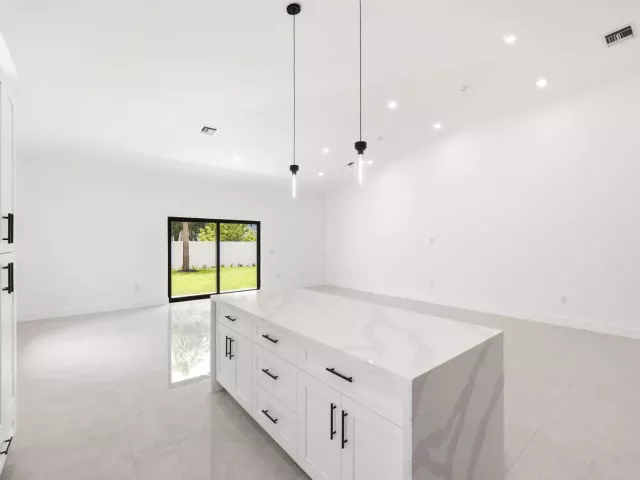 Продажа дома по адресу 4530 NW 36th Court - фото 8859627