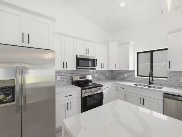 Продажа дома по адресу 4530 NW 36th Court - фото 8859628