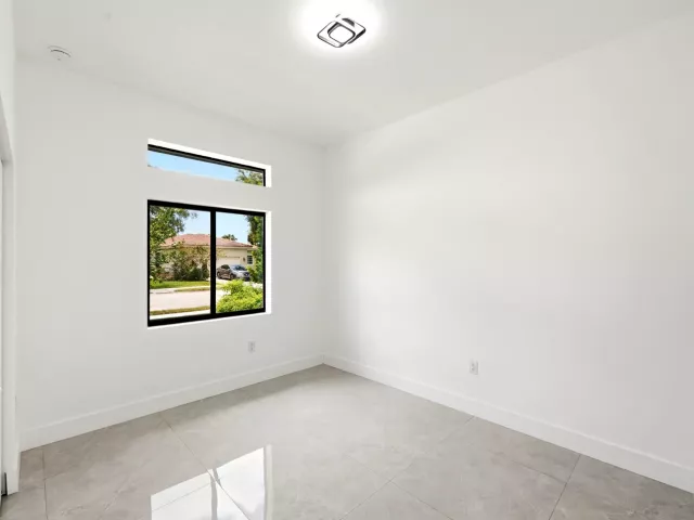 Продажа дома по адресу 4530 NW 36th Court - фото 8859629