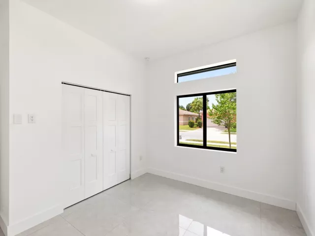 Продажа дома по адресу 4530 NW 36th Court - фото 8859630