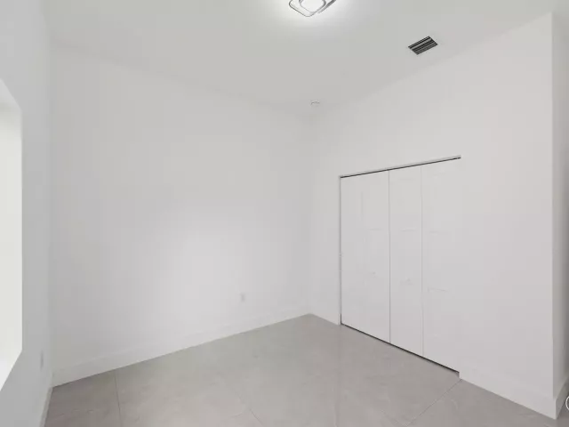 Продажа дома по адресу 4530 NW 36th Court - фото 8859632