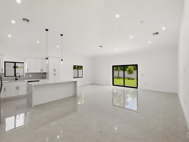 Продажа дома по адресу 4530 NW 36th Court - фото 8859617