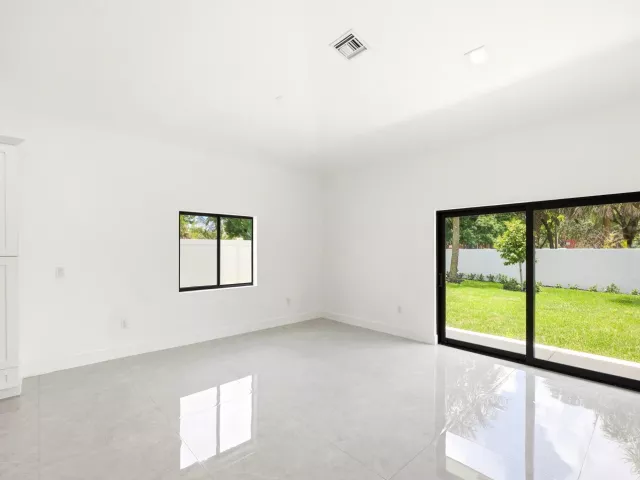 Продажа дома по адресу 4530 NW 36th Court - фото 8859618