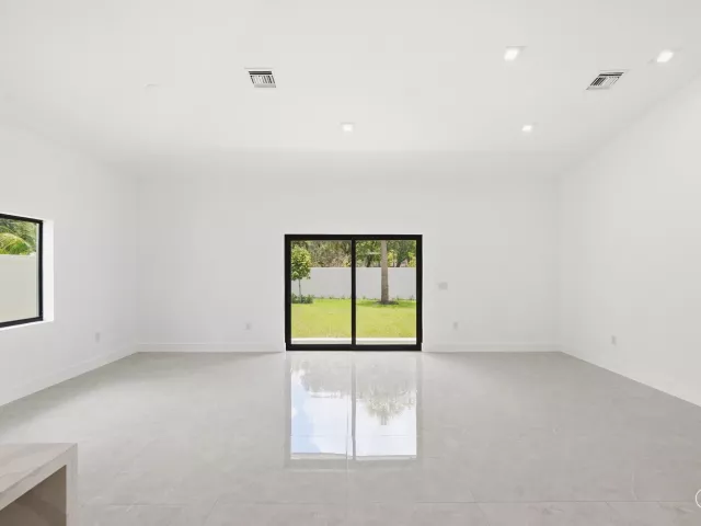 Продажа дома по адресу 4530 NW 36th Court - фото 8859619