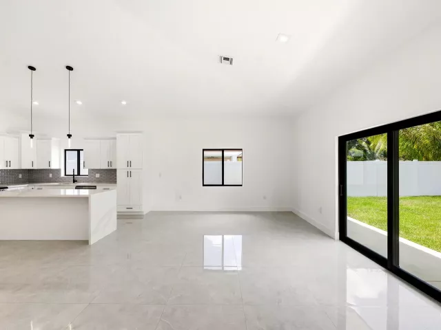 Продажа дома по адресу 4530 NW 36th Court - фото 8859620