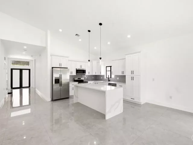 Продажа дома по адресу 4530 NW 36th Court - фото 8859621