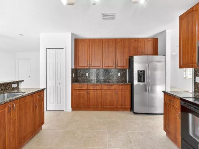 Продажа дома по адресу 1975 NE 36th Avenue - фото 9269173