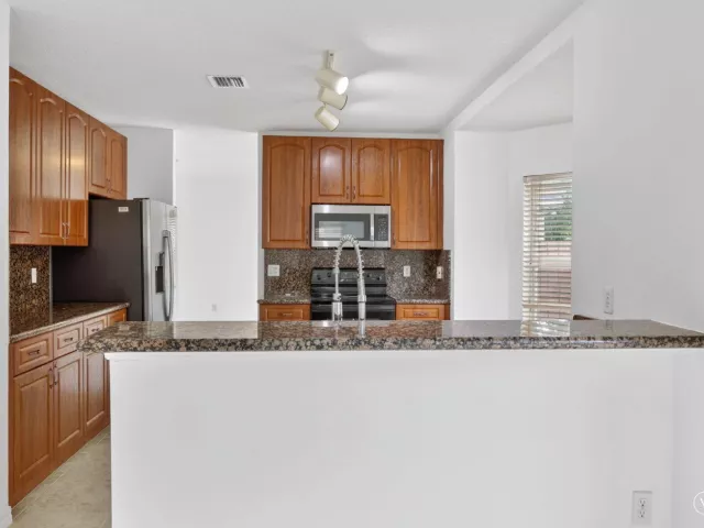 Продажа дома по адресу 1975 NE 36th Avenue - фото 9269175