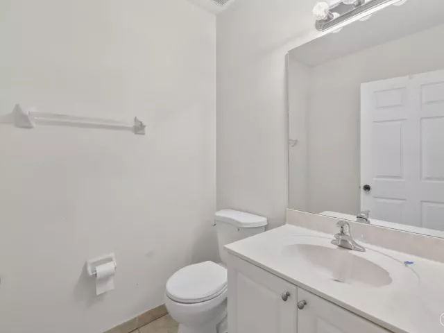 Продажа дома по адресу 1975 NE 36th Avenue - фото 9269177