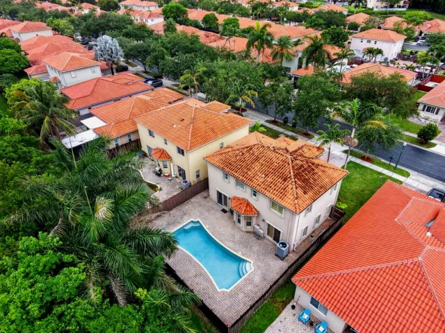 Продажа дома по адресу 1975 NE 36th Avenue - фото 9269200