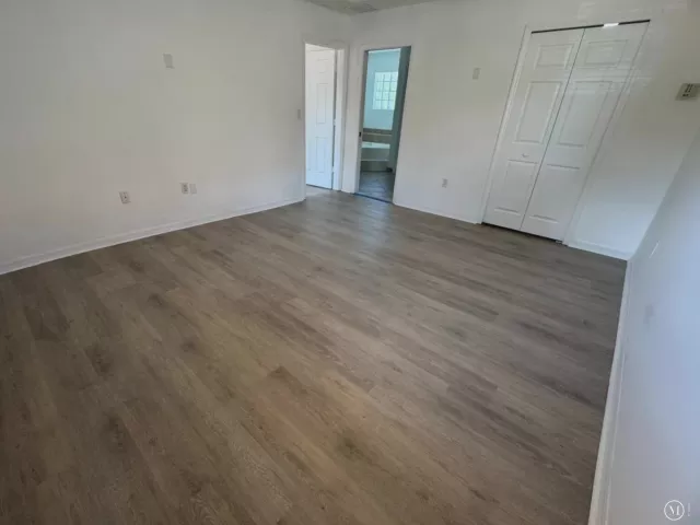 Продажа дома по адресу 1975 NE 36th Avenue - фото 9269206