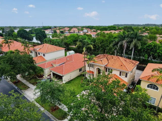 Продажа дома по адресу 1975 NE 36th Avenue - фото 9269214