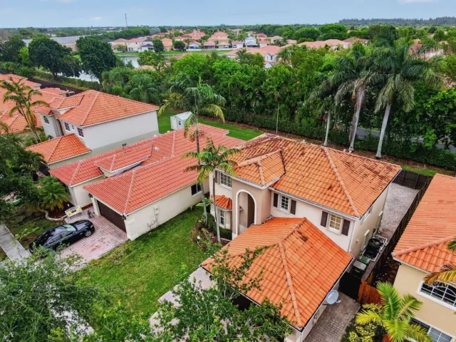 Продажа дома по адресу 1975 NE 36th Avenue - фото 9269215