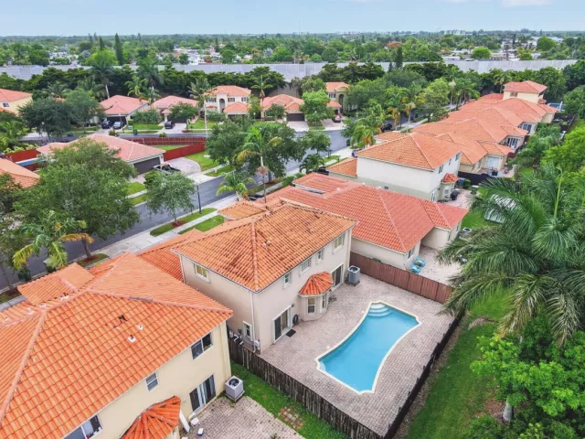 Продажа дома по адресу 1975 NE 36th Avenue - фото 9269216
