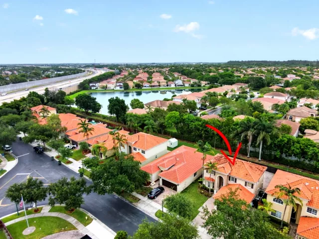 Продажа дома по адресу 1975 NE 36th Avenue - фото 9269221