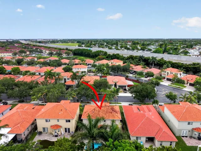 Продажа дома по адресу 1975 NE 36th Avenue - фото 9269224