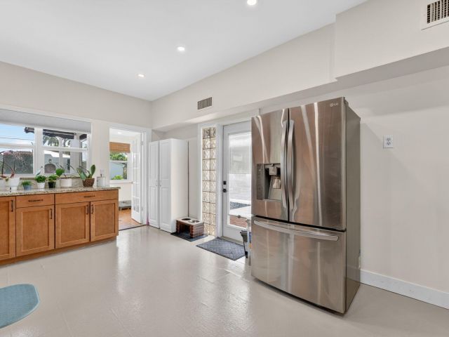 Продажа дома по адресу 400 NE 5th Avenue - фото 8090692