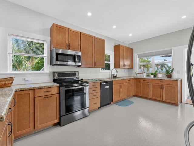 Продажа дома по адресу 400 NE 5th Avenue - фото 8090785