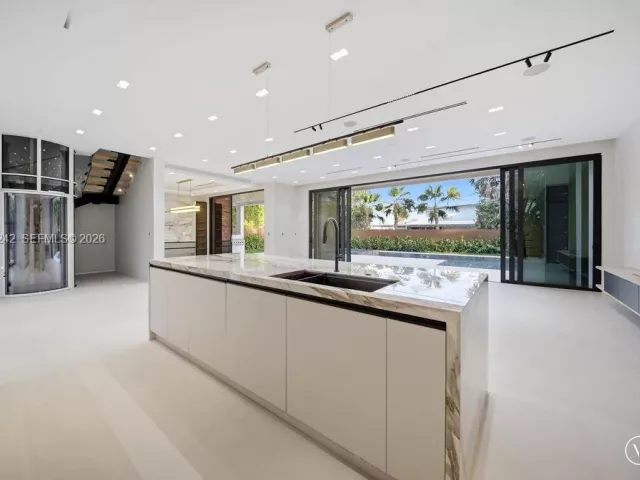 Продажа дома по адресу 3318 NE 16th Pl - фото 7719675