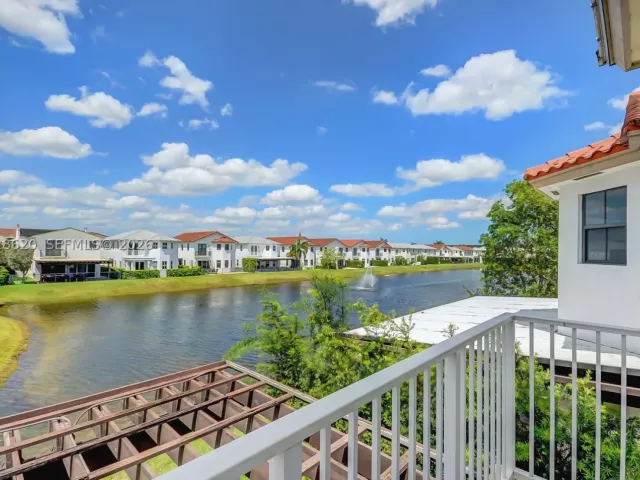 Продажа дома по адресу 10555 NW 69th Ter - фото 9271080