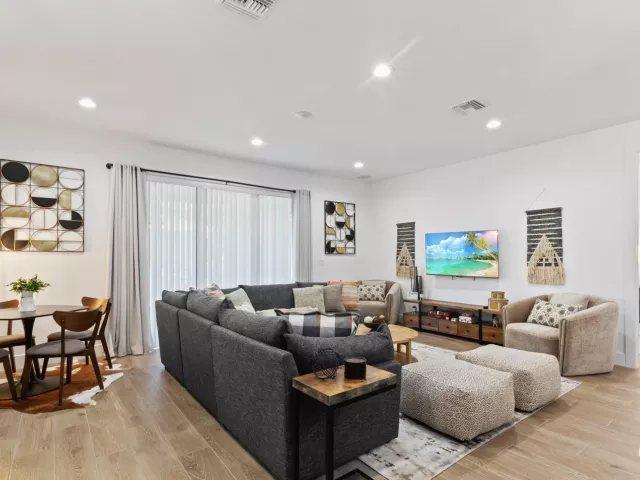 Продажа дома по адресу 601 SW 3rd Street - фото 9019546