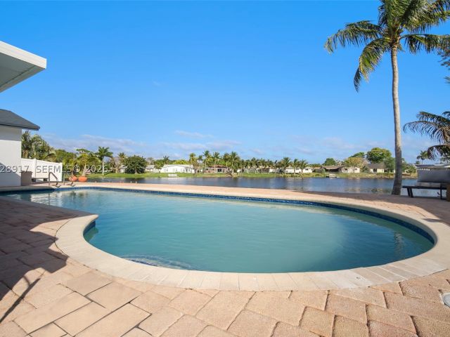 Продажа дома по адресу 1310 SW 26th Ave - фото 9426913