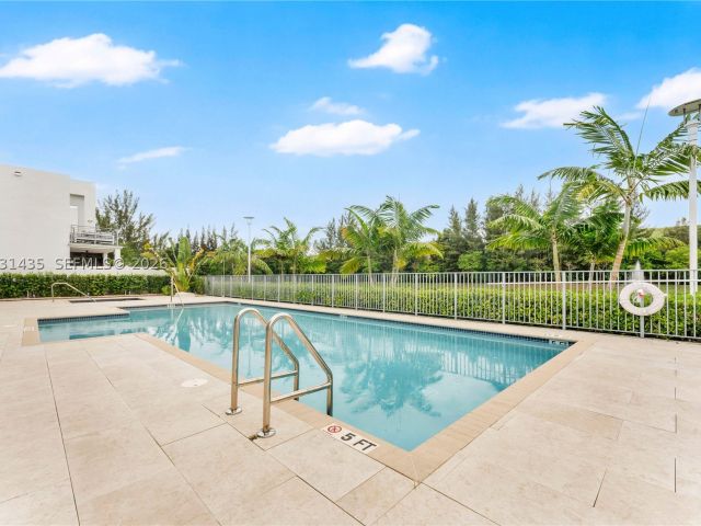Продажа дома по адресу 6750 NW 103rd Ave - фото 9456128