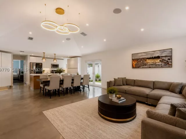 Продажа дома по адресу 2558 NE 206th Ter - фото 8886881