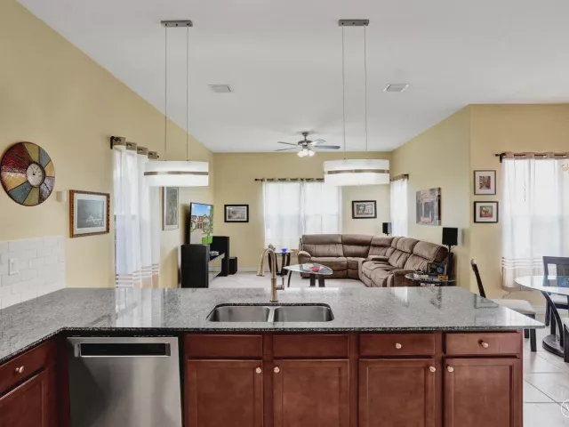 Продажа дома по адресу 8541 NW 38th Street - фото 8900116