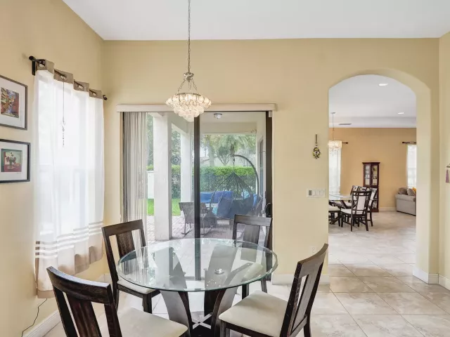 Продажа дома по адресу 8541 NW 38th Street - фото 8900121