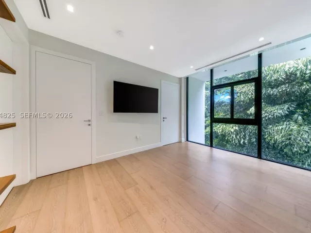 Продажа дома по адресу 420 N Hibiscus Dr - фото 9075325