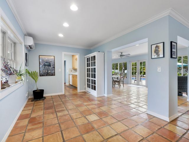 Продажа дома по адресу 2501 NE 26th Terrace - фото 8065619