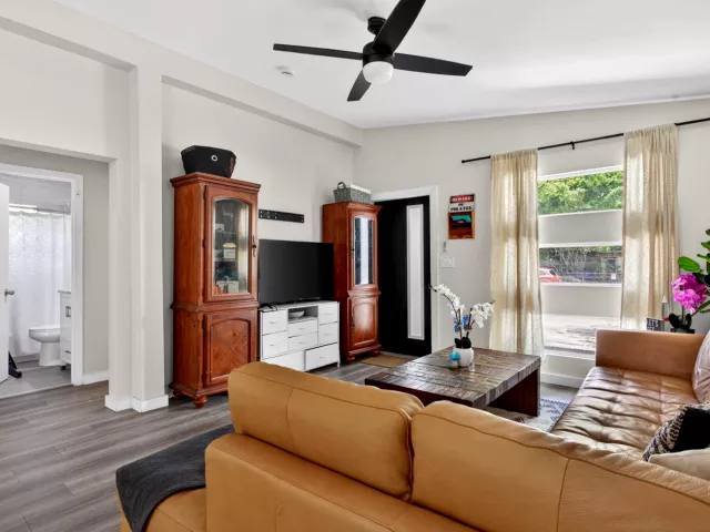 Продажа дома по адресу 700 NW 17th Terrace - фото 8889985