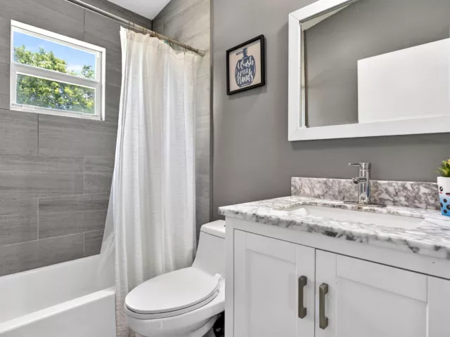 Продажа дома по адресу 700 NW 17th Terrace - фото 8889988