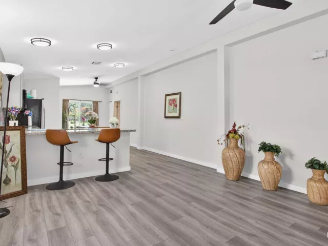 Продажа дома по адресу 700 NW 17th Terrace - фото 8889993