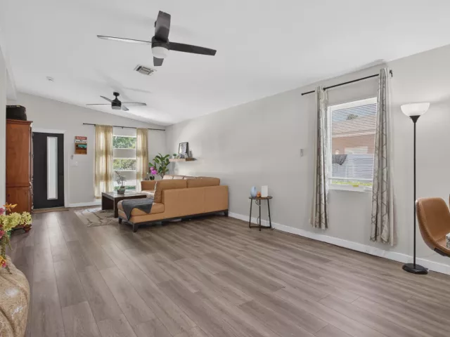 Продажа дома по адресу 700 NW 17th Terrace - фото 8889994
