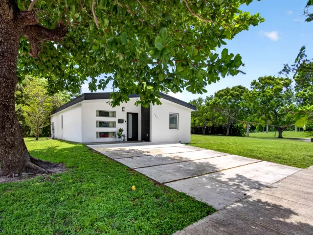 Продажа дома по адресу 700 NW 17th Terrace - фото 8889977