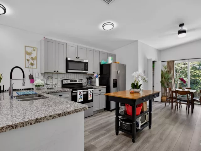 Продажа дома по адресу 700 NW 17th Terrace - фото 8889995
