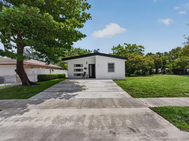 Продажа дома по адресу 700 NW 17th Terrace - фото 8889978