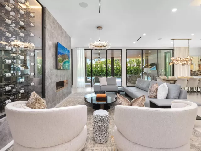 Продажа дома по адресу 217 Thatch Palm Drive - фото 8920536