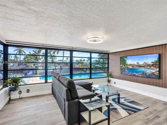 Продажа дома по адресу 200 SE 3rd St - фото 8159102