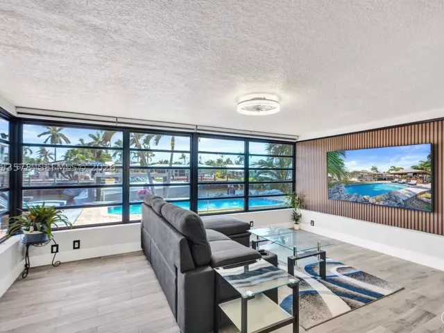 Продажа дома по адресу 200 SE 3rd St - фото 8159069