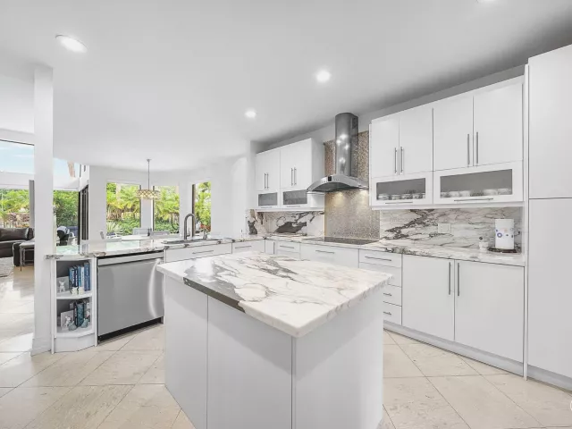 Продажа дома по адресу 4976 Bocaire Boulevard - фото 9039292