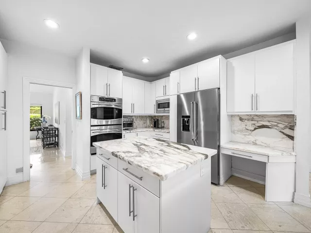 Продажа дома по адресу 4976 Bocaire Boulevard - фото 9039293