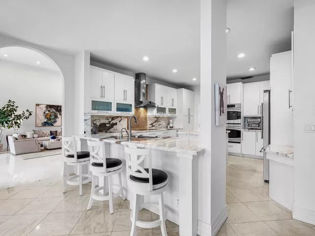 Продажа дома по адресу 4976 Bocaire Boulevard - фото 9039294
