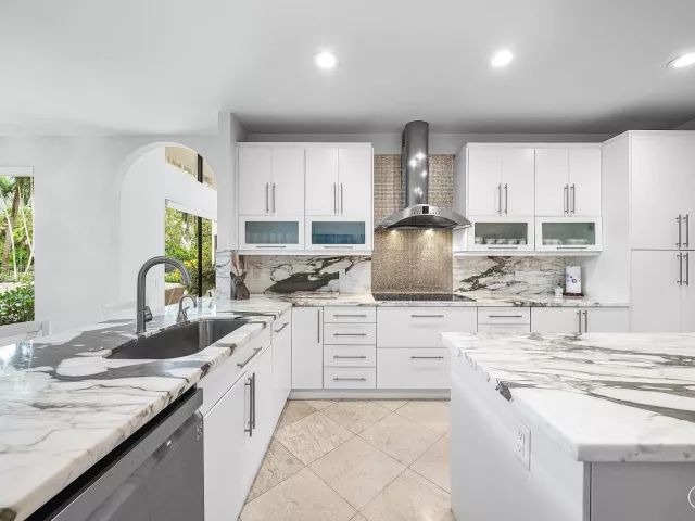 Продажа дома по адресу 4976 Bocaire Boulevard - фото 9039295