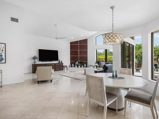 Продажа дома по адресу 4976 Bocaire Boulevard - фото 9039299