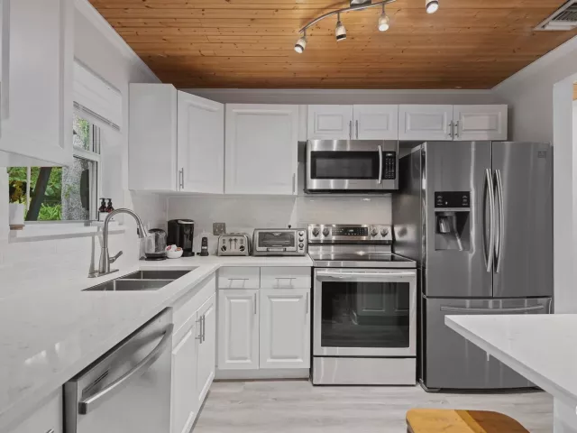 Продажа дома по адресу 1813 SW 10th Court - фото 9377042