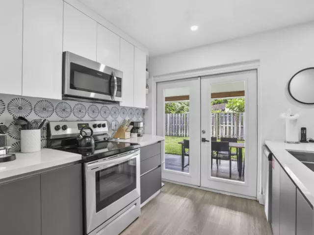 Продажа дома по адресу 4601 NE 4th Avenue - фото 8911034