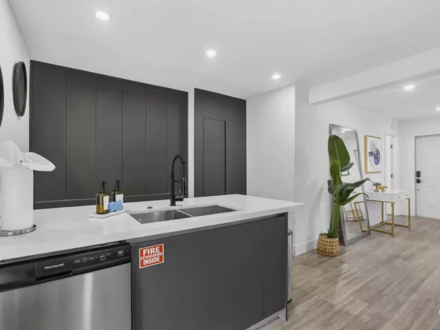 Продажа дома по адресу 4601 NE 4th Avenue - фото 8911037